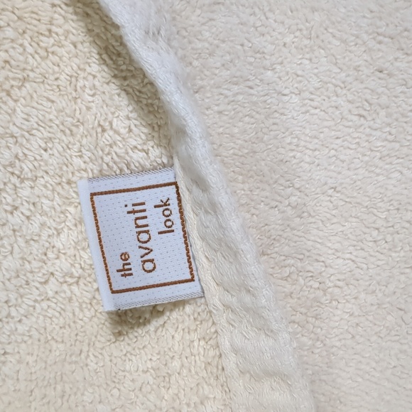 4 Beautiful Floral Bath Towels - Picture 11 of 14